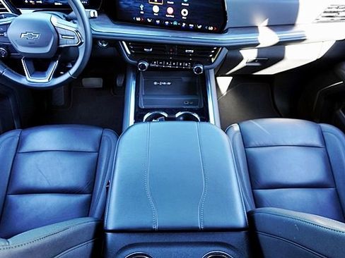 Used 2025 Chevrolet Suburban Z71 image 21