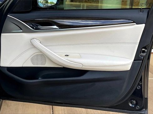 Used 2021 BMW 530e w/ M Sport Package image 23