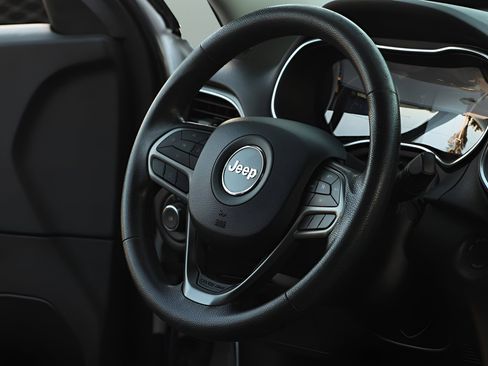 Used 2019 Jeep Cherokee Latitude w/ Popular Appearance Group image 8