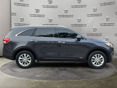 Used 2017 Kia Sorento LX w/ LX Convenience Package image 6