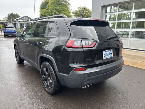 Used 2019 Jeep Cherokee Latitude Plus AWD/4WD image 3