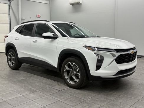Used 2025 Chevrolet Trax LT image 1