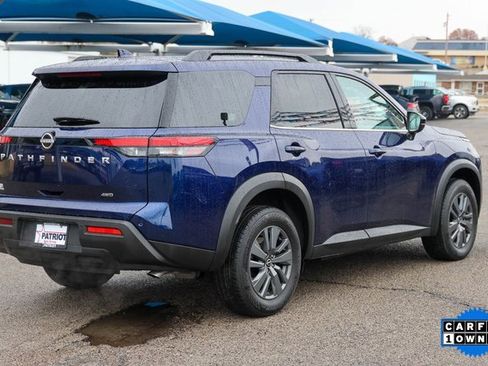 Used 2025 Nissan Pathfinder SV image 3