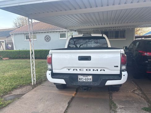 Used 2020 Toyota Tacoma TRD Off-Road w/ Technology Package image 4