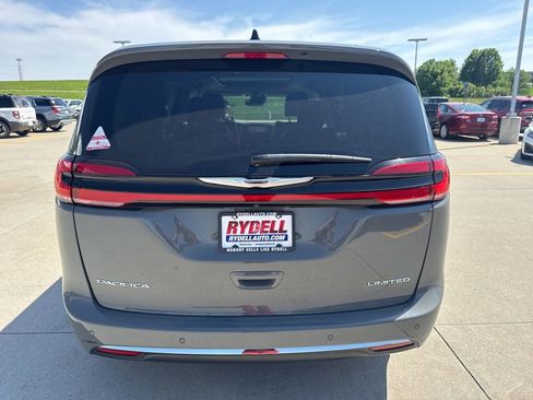 Used 2023 Chrysler Pacifica Limited FWD image 33