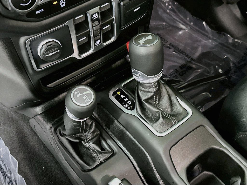 Used 2025 Jeep Wrangler Unlimited Sahara AWD/4WD image 16