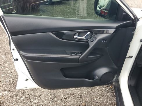 Used 2019 Nissan Rogue SL w/ Premium Package image 12