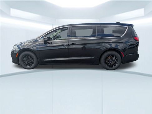 Used 2023 Chrysler Pacifica Touring-L image 2