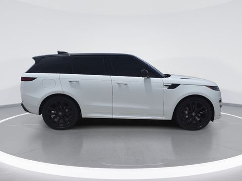 Used 2025 Land Rover Range Rover Sport Dynamic SE AWD/4WD image 2