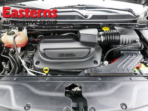 Used 2023 Chrysler Pacifica Touring-L image 7