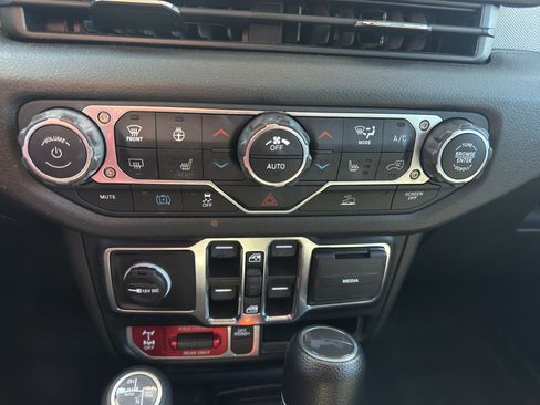 Used 2024 Jeep Wrangler Willys AWD/4WD image 18