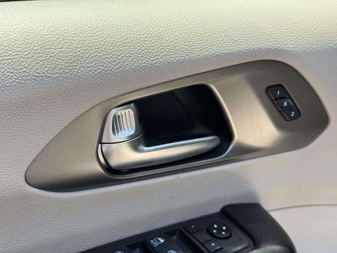 Used 2021 Chrysler Pacifica Touring-L FWD image 17