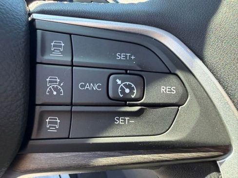 Certified 2023 Jeep Grand Cherokee L Limited AWD/4WD image 17