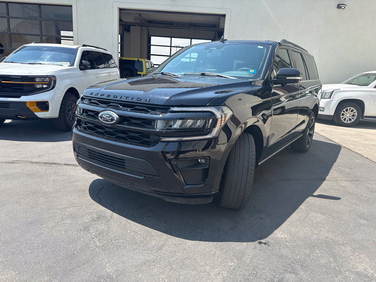 Used 2024 Ford Expedition Limited AWD/4WD image 4