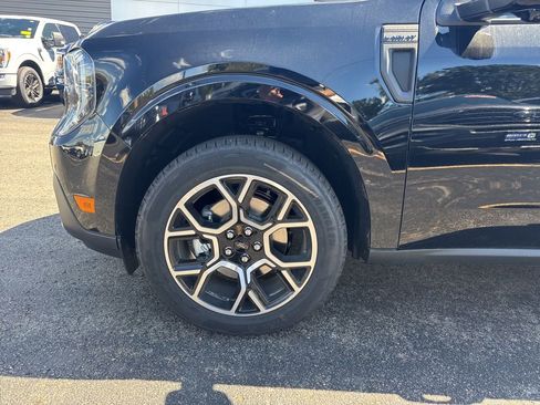 New 2025 Ford Maverick Lariat image 9