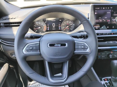 Used 2025 Jeep Compass Latitude w/ Convenience Group AWD/4WD image 19
