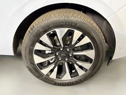 Used 2025 Ford Expedition Platinum w/ Driver's Package AWD/4WD image 32
