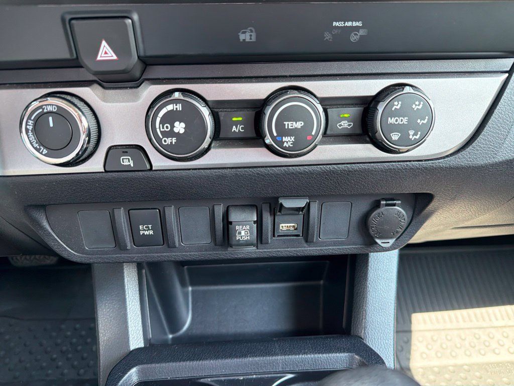 Used 2020 Toyota Tacoma SR5 AWD/4WD image 4