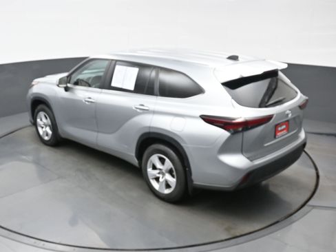 Used 2024 Toyota Highlander LE AWD/4WD image 38