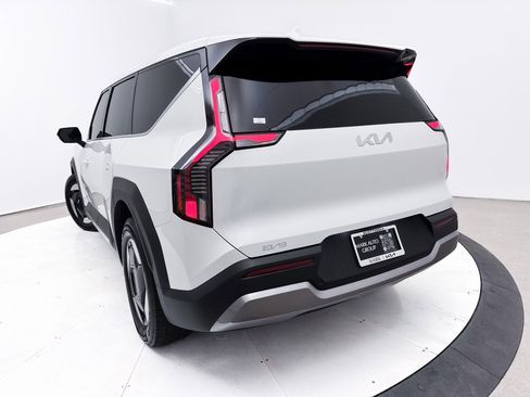 Used 2024 Kia EV9 Light Long Range image 3