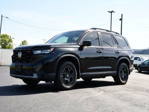 Used 2023 Honda Pilot TrailSport image 3