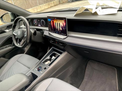 Certified 2025 Volkswagen Tiguan SE R-Line image 10