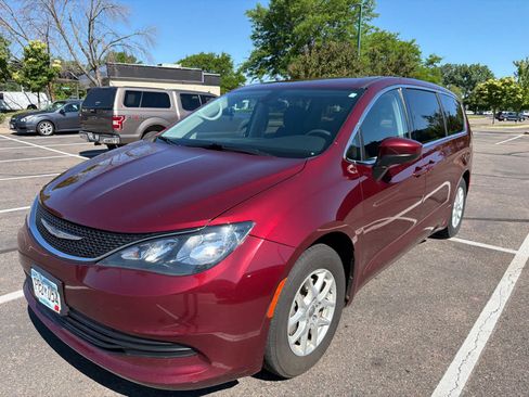 Used 2017 Chrysler Pacifica Touring FWD image 8
