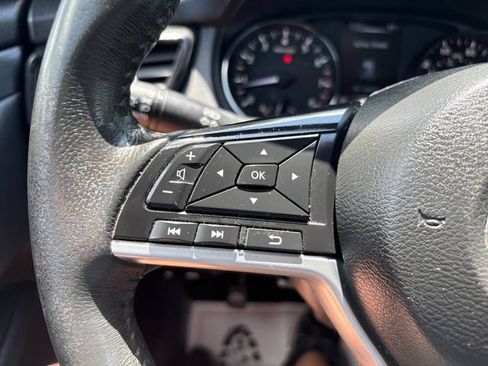 Used 2017 Nissan Rogue SV AWD/4WD image 11