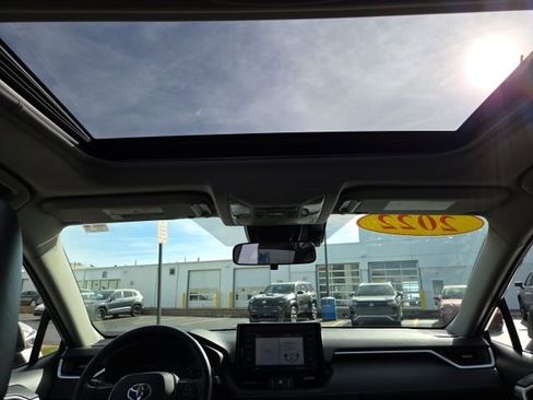 Used 2022 Toyota RAV4 XLE Premium image 22