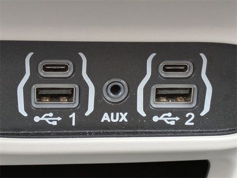 Used 2024 Chrysler Pacifica Select image 28