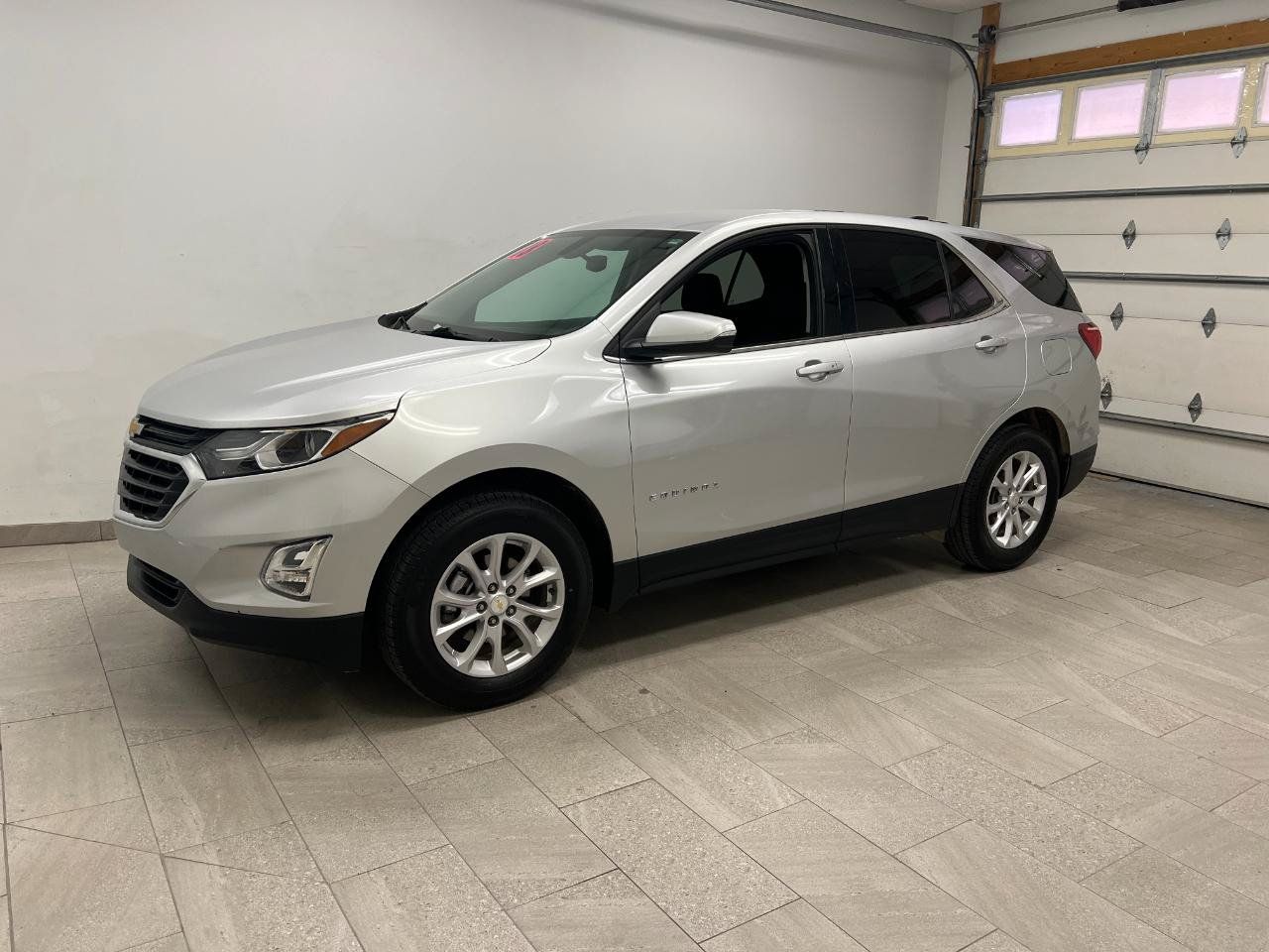Used 2018 Chevrolet Equinox LT FWD image 2