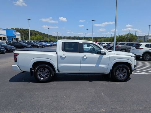Used 2025 Nissan Frontier SV w/ SV Convenience Package RWD image 2