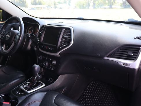 Used 2017 Jeep Cherokee Trailhawk AWD/4WD image 17