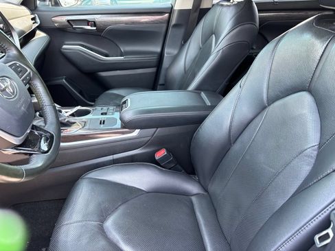 Used 2024 Toyota Highlander Limited FWD image 14