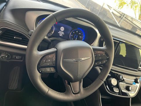 Used 2025 Chrysler Pacifica Limited image 32