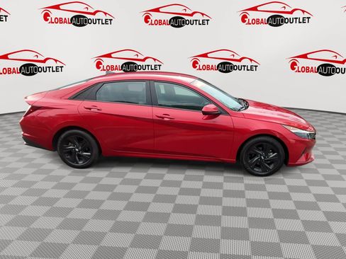 Used 2023 Hyundai Elantra SEL w/ Preferred Accessory Package FWD image 9