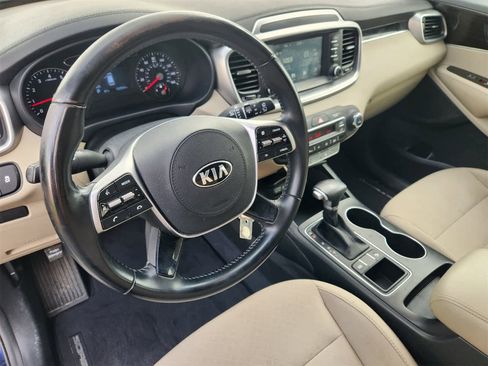 Used 2020 Kia Sorento LX w/ LX I4 Convenience Package image 2