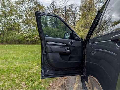 Used 2020 Land Rover Discovery Landmark AWD/4WD image 9