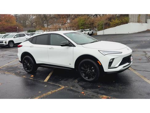 Certified 2025 Buick Envista Sport Touring image 2