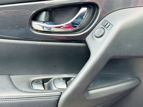 Used 2017 Nissan Rogue SV FWD image 20