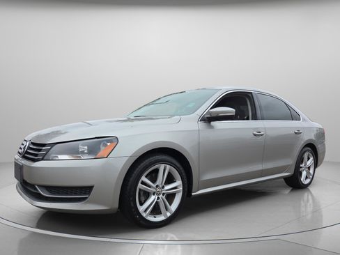 Used 2014 Volkswagen Passat 1.8T SE image 2