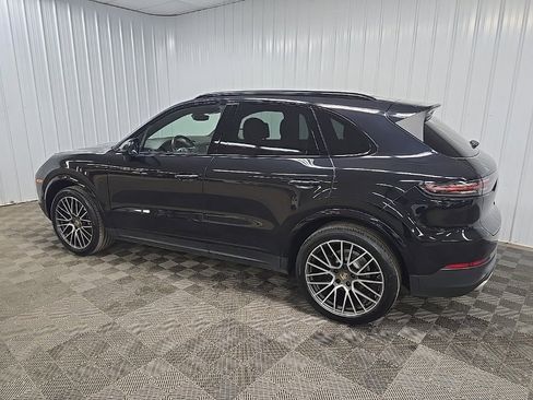 Used 2022 Porsche Cayenne Platinum Edition image 4