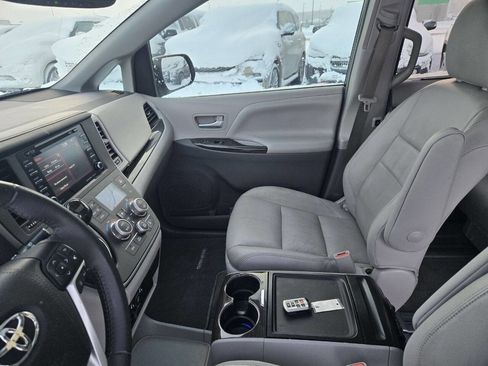Used 2018 Toyota Sienna XLE image 7