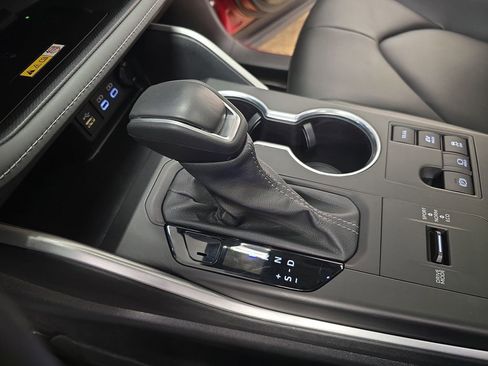 Certified 2024 Toyota Highlander XLE image 28