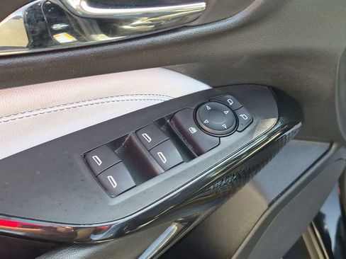 Used 2025 Chevrolet Trax LT FWD image 13