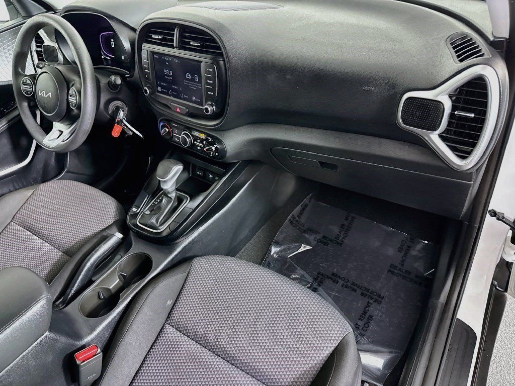 Used 2025 Kia Soul LX FWD image 28
