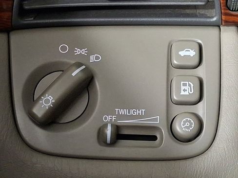 Used 2002 Cadillac De Ville w/ Comfort/Convenience Pkg image 23