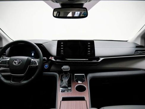 Used 2023 Toyota Sienna XLE image 19