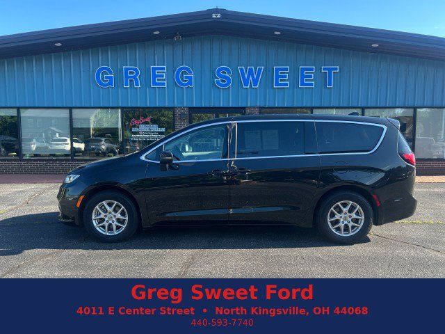 Used 2023 Chrysler Pacifica Touring-L FWD image 1
