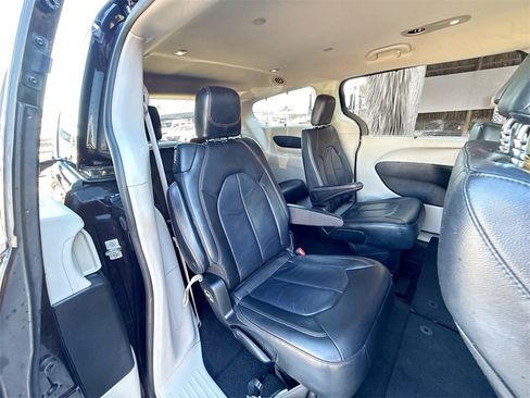 Used 2017 Chrysler Pacifica Touring-L image 31